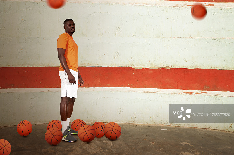 工业环境中的非洲运动员图片素材