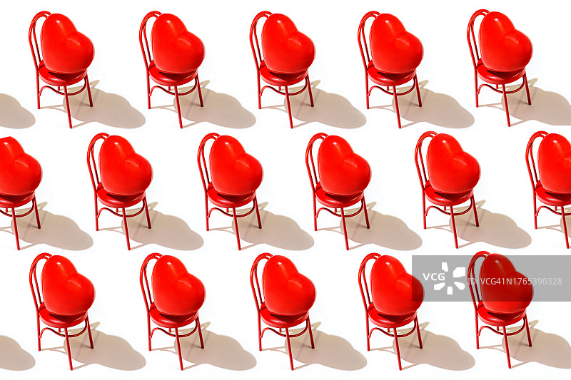 情人节概念，红色椅子图案与坠入爱河的心，在白色背景上图片素材