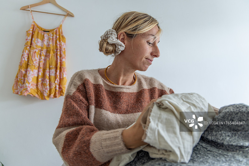 女人在网上出售二手衣服图片素材
