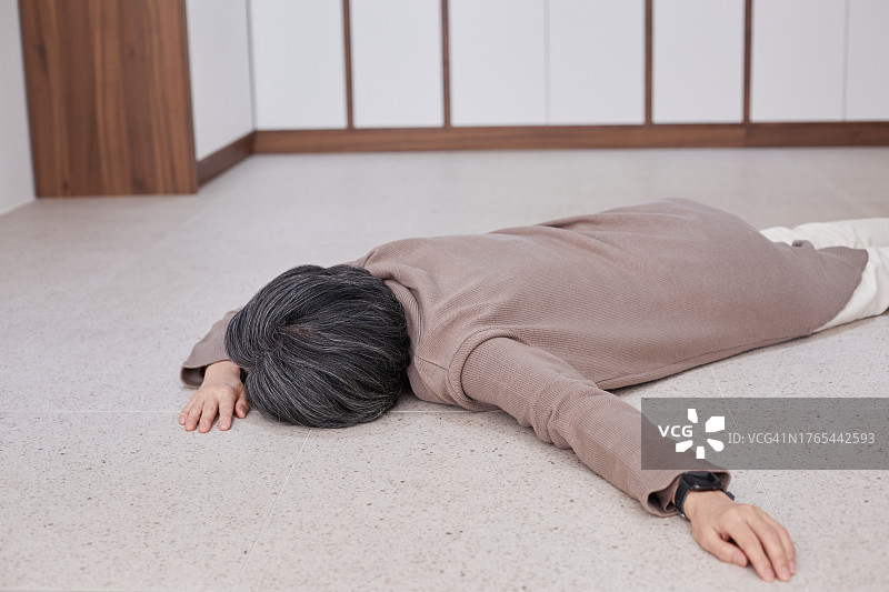 年长女性，疼痛，心脏病发作，昏厥图片素材