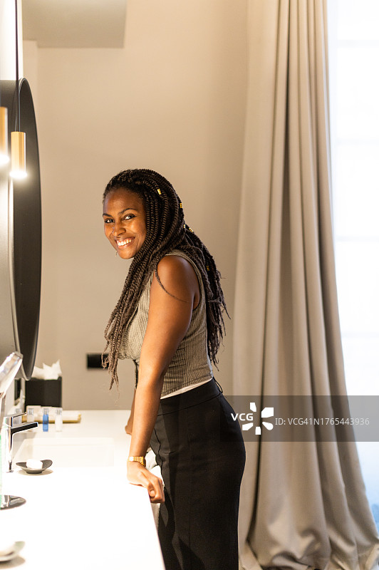 非洲年轻女人在酒店房间里微笑图片素材
