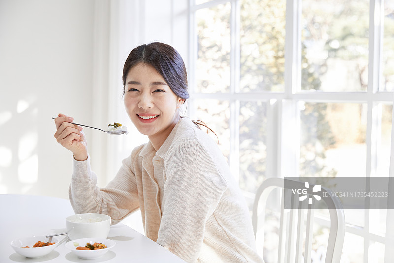 20多岁的女人独自享用健康餐图片素材