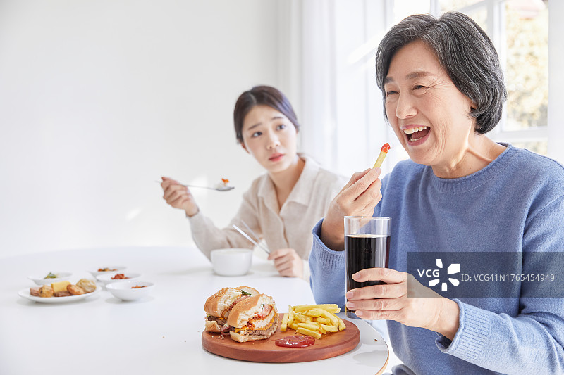 年轻女子、年长女性、祖母、孙女、用餐、速食、个性、健康食品、代沟图片素材