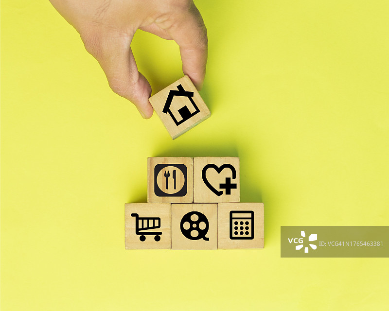 带有房屋和家庭符号的木块图片素材