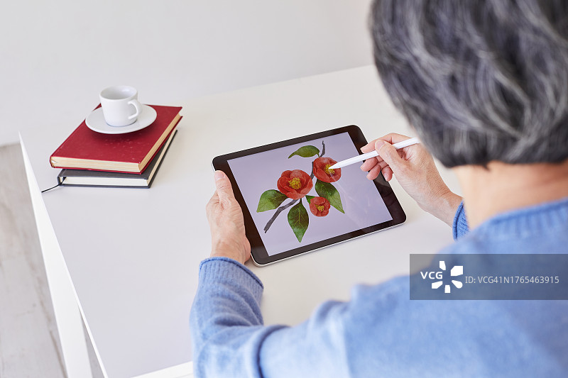老年女人使用平板电脑绘画图片素材