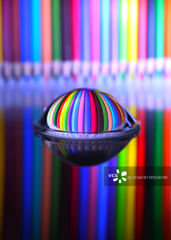 彩色球及其反射特写图片素材