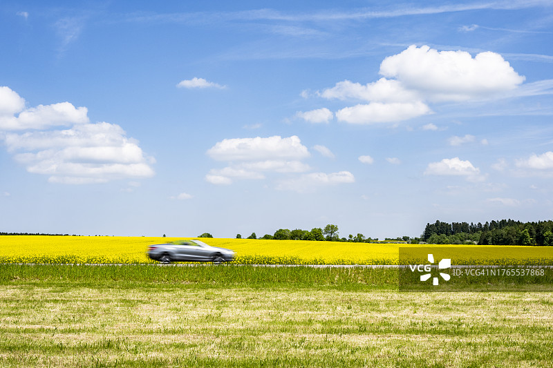 汽车行驶在春季的农田里图片素材