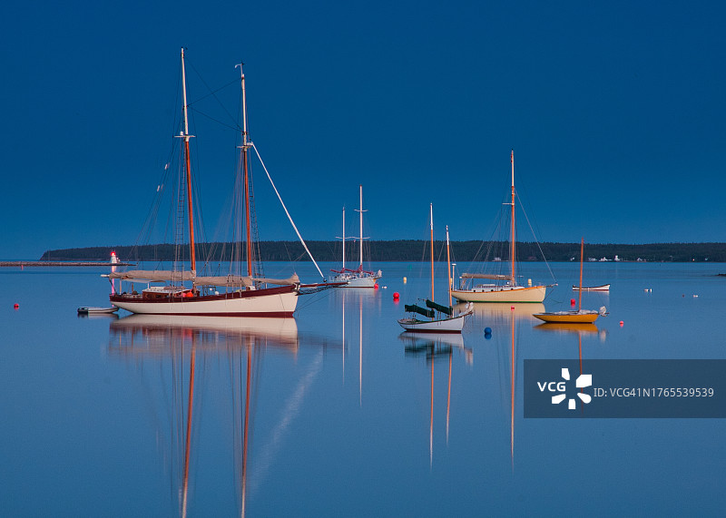 加拿大新斯科舍省卢嫩堡码头的帆船图片素材