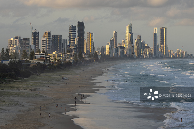 澳大利亚黄金海岸海边建筑景观，多云背景图片素材