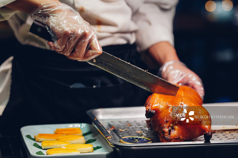 厨师在餐桌上切烤鸭图片素材