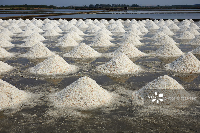 盐田中的盐堆图片素材