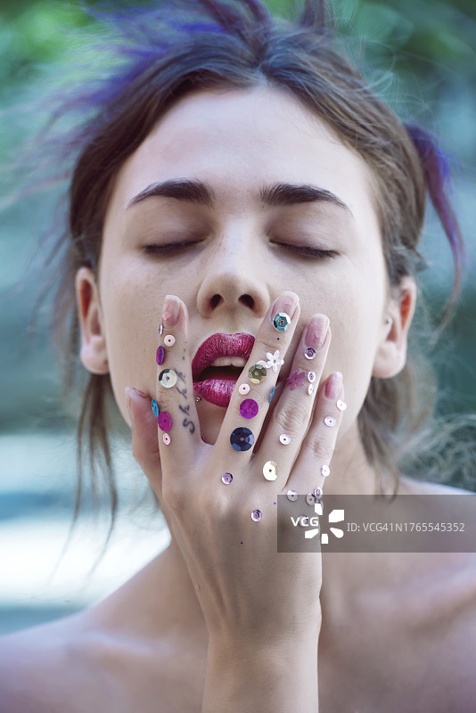 年轻女子闭着眼睛的特写图片素材