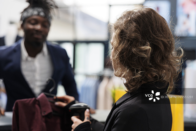 购物狂顾客购买时尚服装图片素材