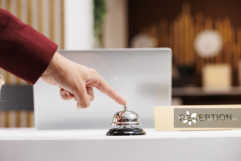 客人在接待处使用服务铃图片素材