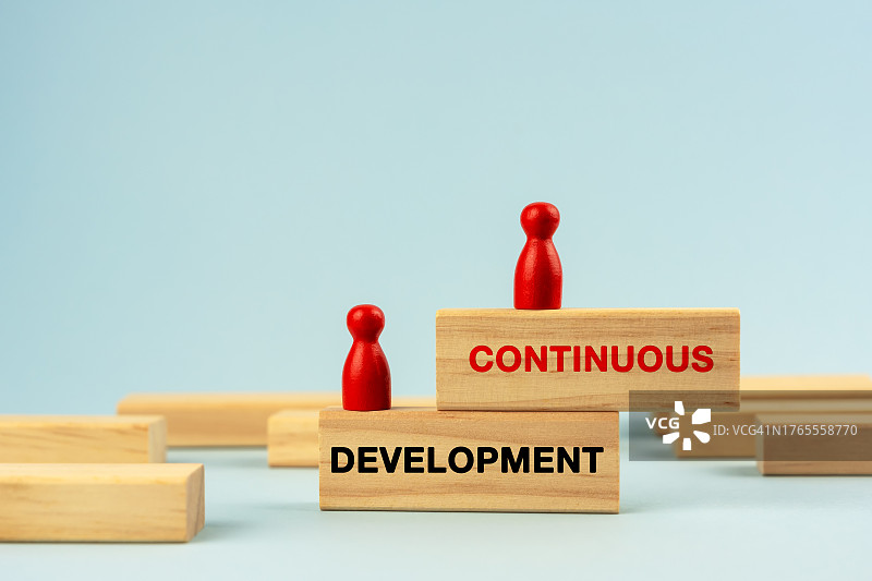 木块上的持续发展文本图片素材