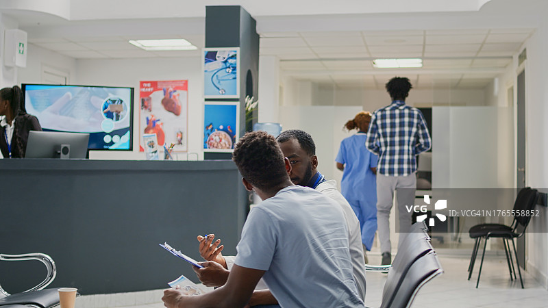 非裔美国医生在医院为男子提供咨询图片素材