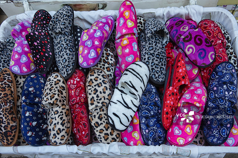 市场摊位上出售的彩色拖鞋图片素材