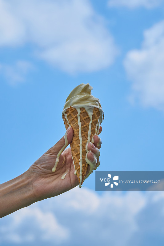 冰淇淋甜筒、云景天空图片素材