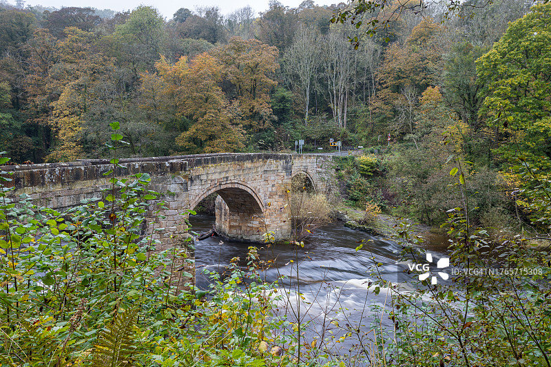 庞特卡萨鲁特老桥图片素材