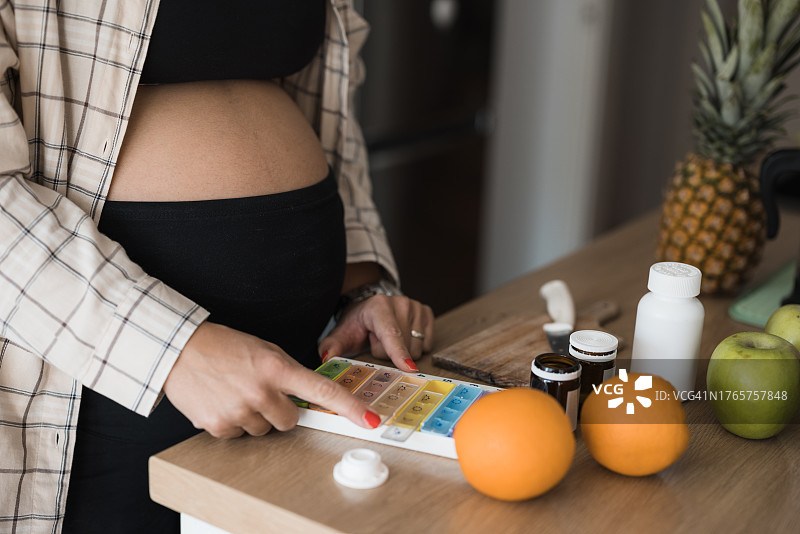 孕妇整理营养补品图片素材