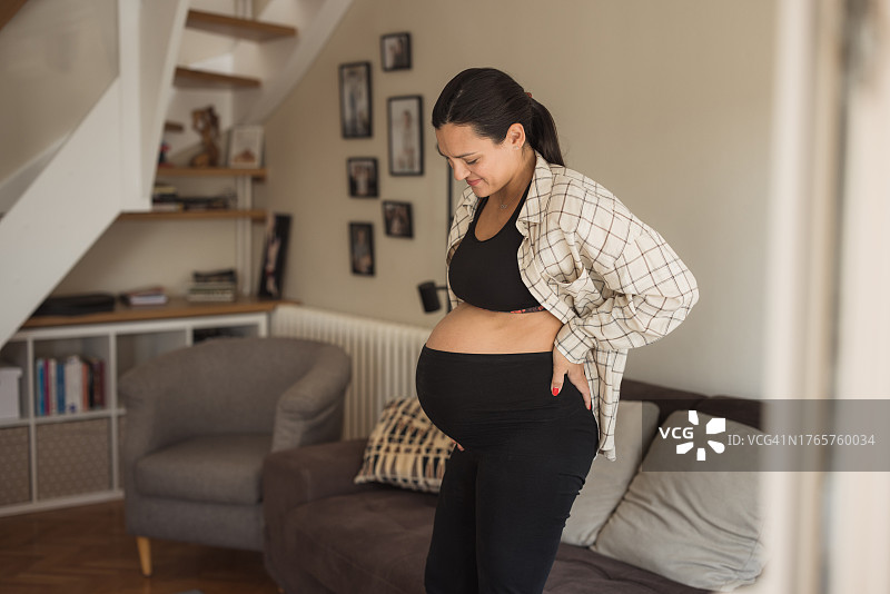 背痛的疲惫孕妇图片素材