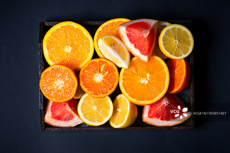 木盘中的柑橘水果图片素材