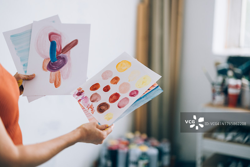 匿名艺术家展示彩色水彩画作品图片素材