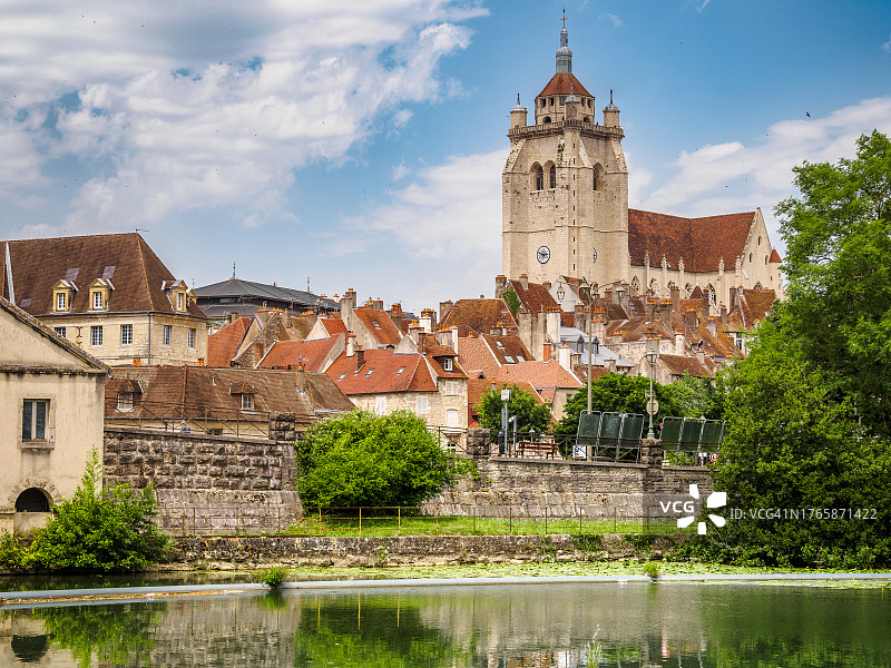 法国多尔中世纪古镇风光，多尔圣母教堂和杜河图片素材