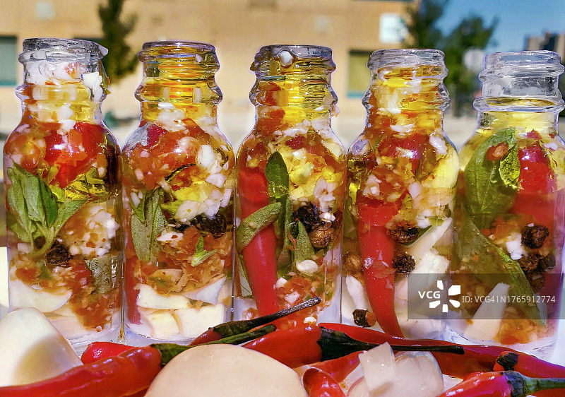 新鲜制作的哈瓦那辣椒、墨西哥辣椒和塞拉诺辣椒小瓶装辣酱图片素材