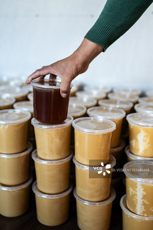 手拿蜂蜜包装图片素材