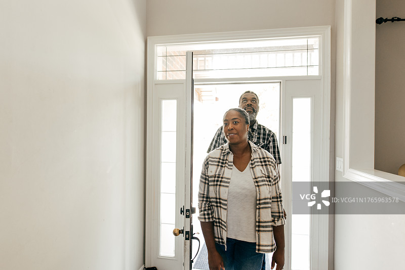 未来的房产所有者在入口处图片素材