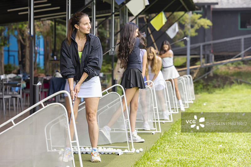 女人正在构思她的拍摄图片素材