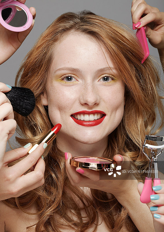 年轻女子与化妆师图片素材