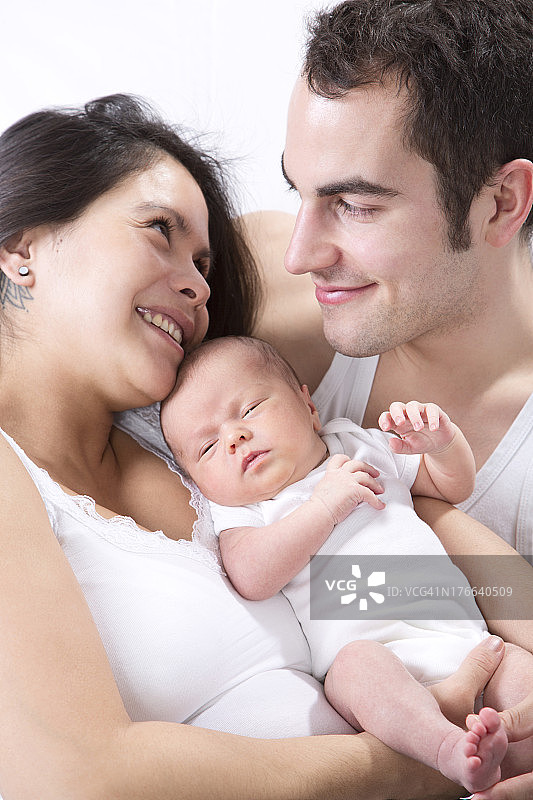 父母和男婴微笑图片素材