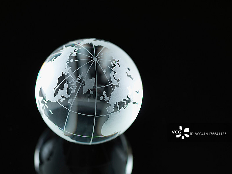 展示北美、欧洲、俄罗斯和非洲的玻璃地球仪图片素材