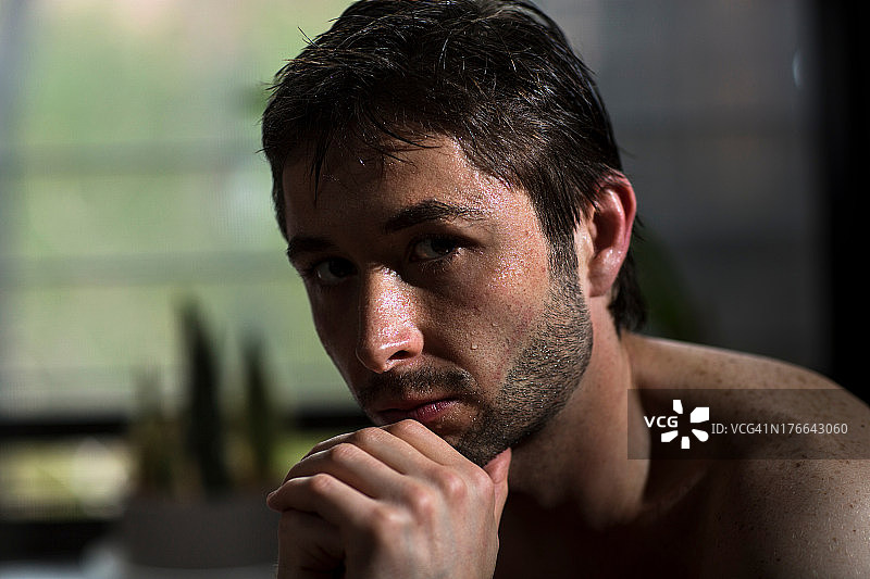 特写：昏暗房间里的中年男子图片素材