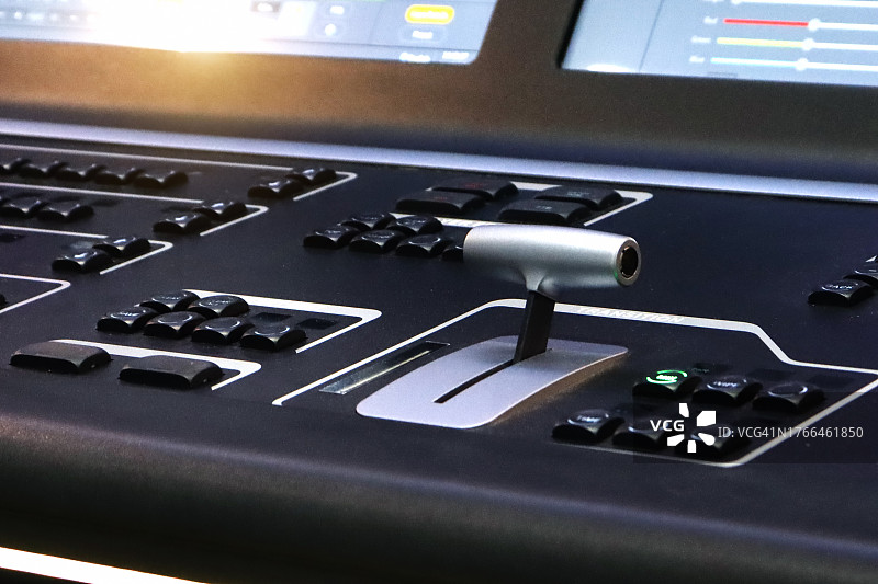 直播车内的电视节目制作设备图片素材