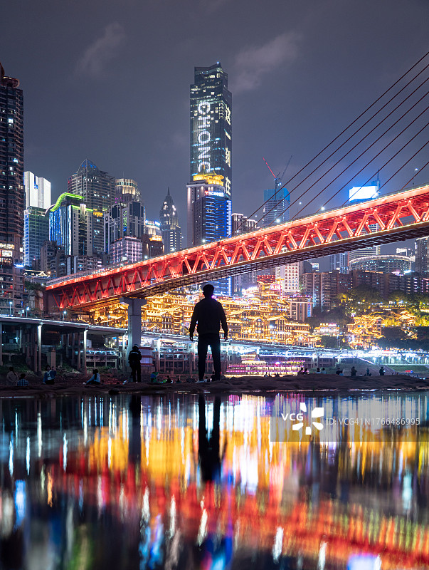 重庆赛博朋克天际线倒影人像剪影图片素材