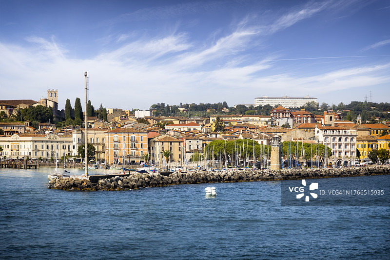 在意大利度假 - 加尔达湖德森扎诺 del Garda 历史和旅游城镇的风景图片素材
