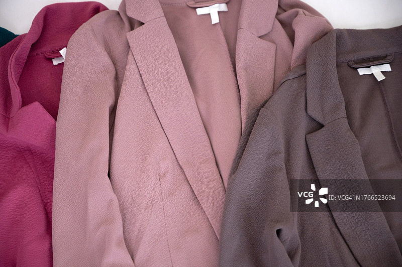 白色织物背景上的西装外套图片素材