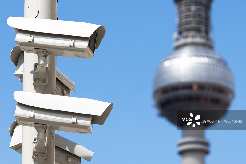 柏林城市里的监控摄像头，背景是电视塔图片素材