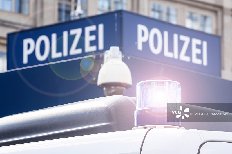 德国警车在警察局前的警灯图片素材