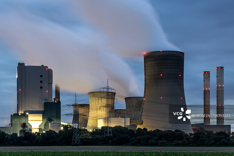 蓝色时段的尼德劳瑟姆发电站（德国北莱茵-威斯特法伦州）图片素材