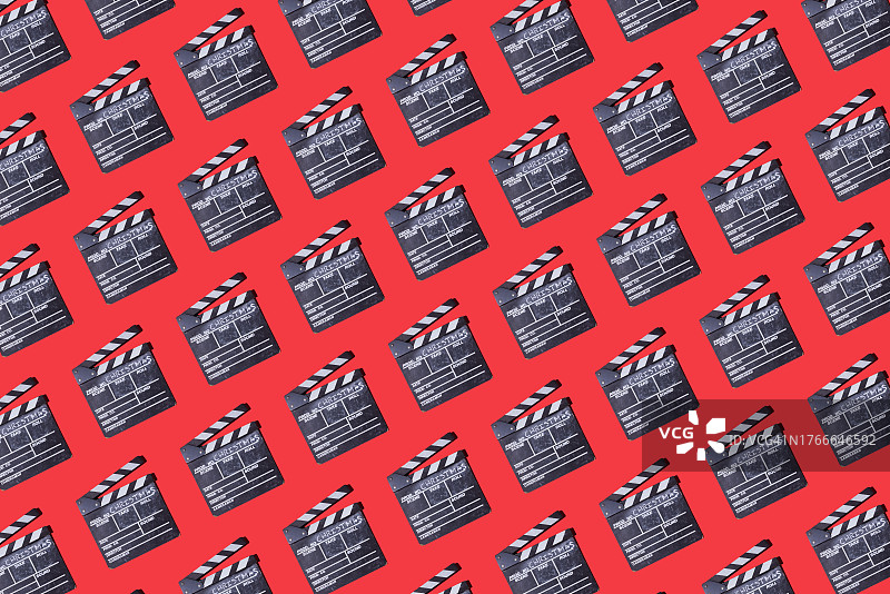 红色背景上带有“圣诞”粉笔字的木制电影场记板图案图片素材