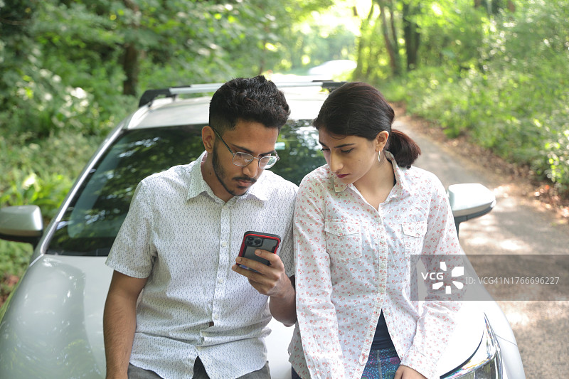 一对迷路的情侣图片素材