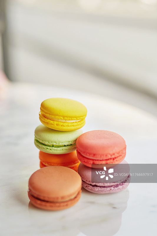粉彩色马卡龙或法式甜点正面堆叠图片素材