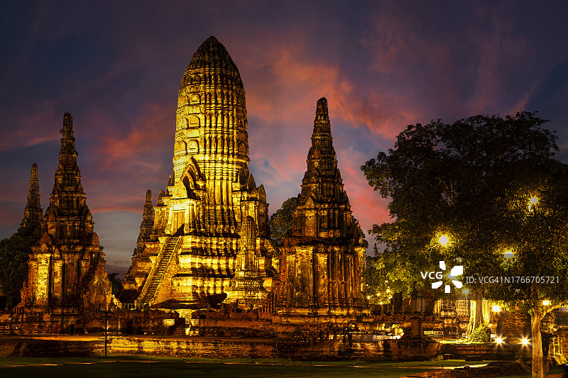 泰国大城柴瓦塔那兰寺佛塔夜景图片素材