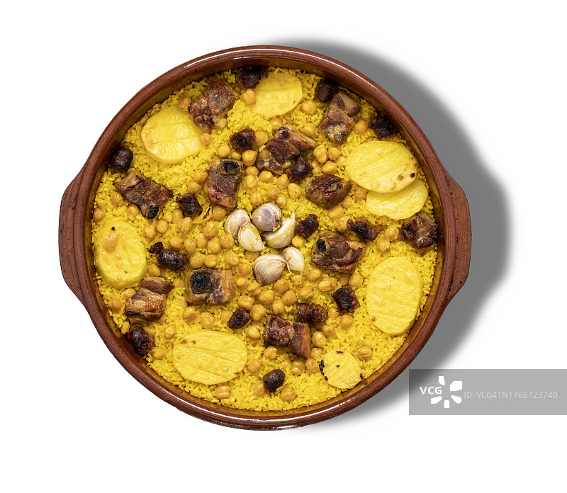 白色背景下带有小阴影的西班牙瓦罐烤米饭食谱图片素材