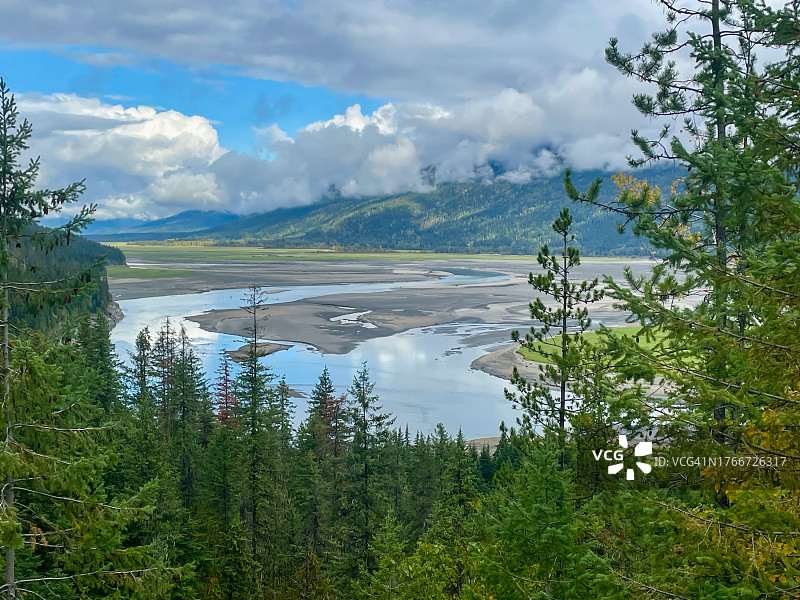 加拿大不列颠哥伦比亚省雷夫尔斯托克附近的哥伦比亚河谷图片素材