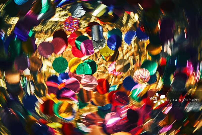 新年背景，金色背景上的彩色闪光五彩纸屑图片素材